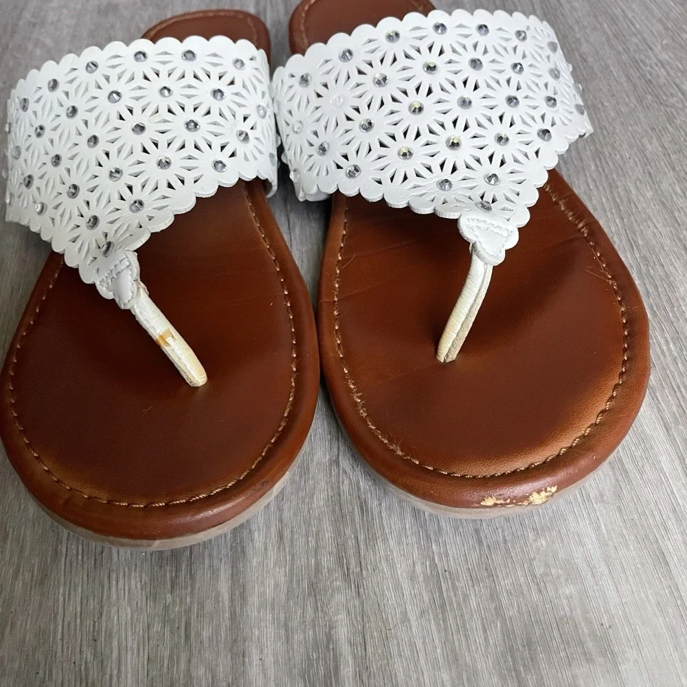 Yellow Box White Flip-Flops Size 8.5 - Picture 4 of 6